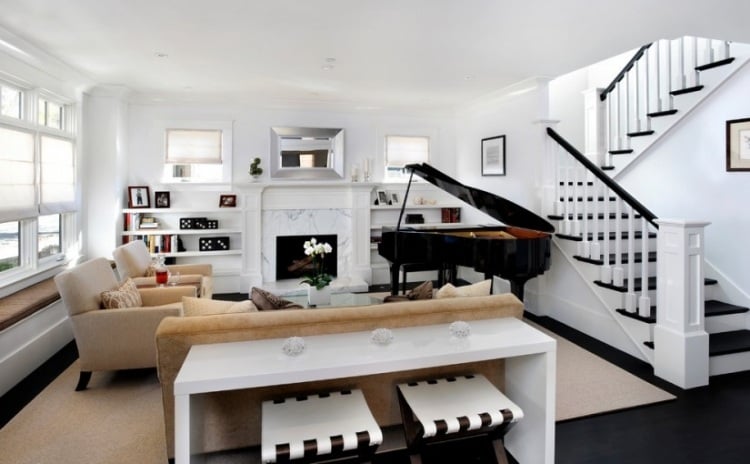 Konsolentisch hinter Sofa -einrichtungsideen-schwarz-weoss-elegenat-sitzmoebel-beige-polsterkamin-treppe