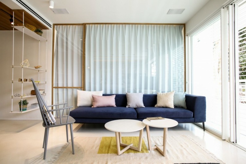 küchen design mit patchwork fliesen blau couch couchtisch stuhl grau