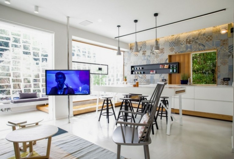 küchen design mit patchwork fliesen fernseher staender esstisch weiss