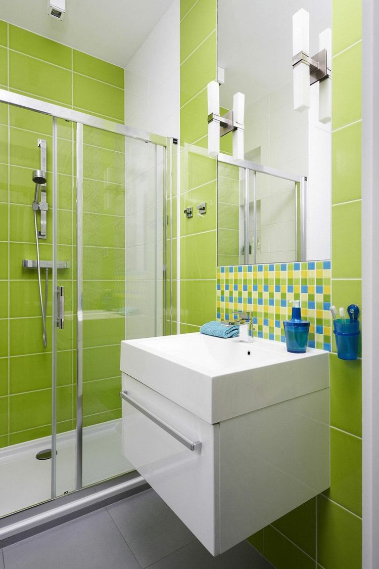 lackieren badezimmer fliesen gruen modern waschkonsole dusche spiegel mosaik akzente