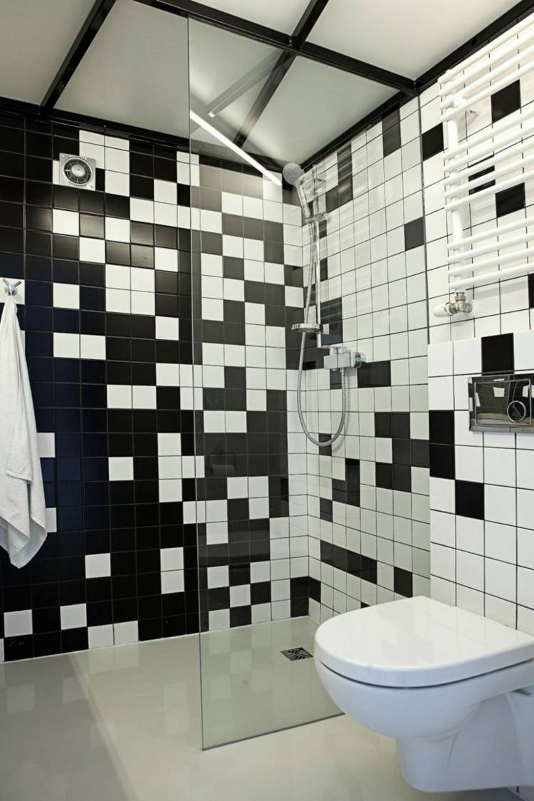 lackieren badezimmer fliesen mosaik stil schwarz weiss bodenebene dusche glas