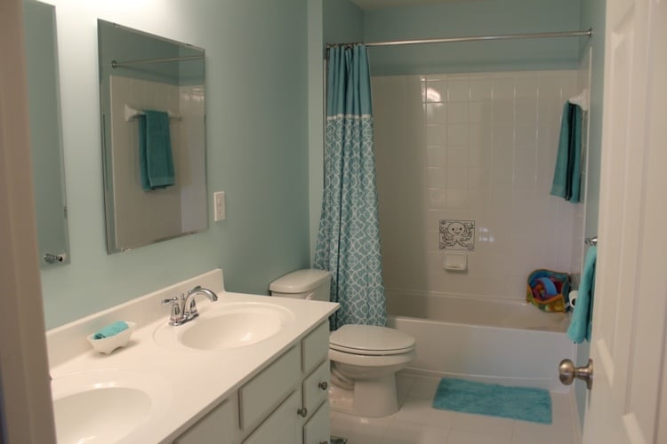 lackieren badezimmer fliesen weiss hellblau interieur modern idee