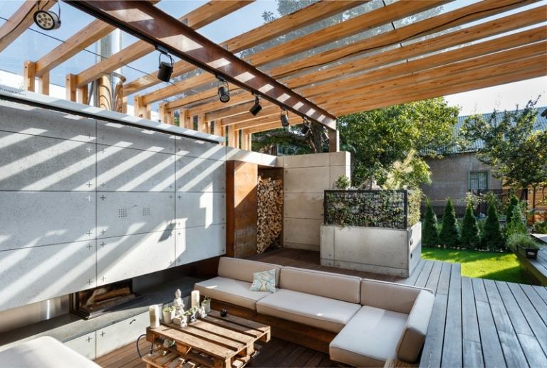 lounge outdoor pergola design holzbalken plexiglas pflanzen