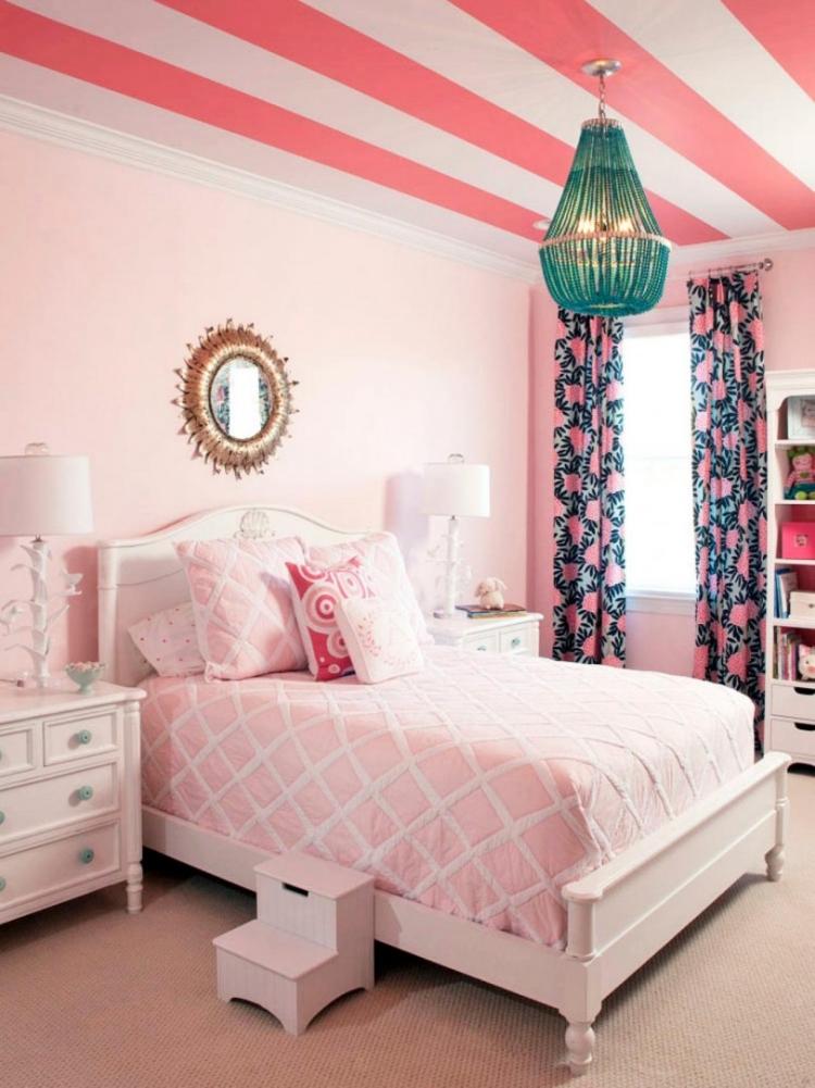 madchenzimmer-moebel-kinderzimmer-sets-decke-weiss-rosa-streifen-teppichboden-treppenhocker-pendelleuchte