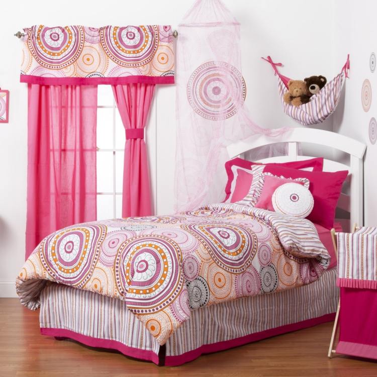 madchenzimmer-moebel-kinderzimmer-sets-pink-weiss-streifen-kreise-kissen-vorhaenge
