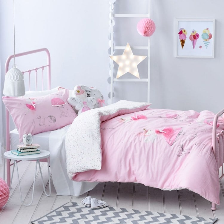 madchenzimmer-moebel-kinderzimmer-sets-simple-weiss-rosa-bettwaesche-metallbett-skandinavisch