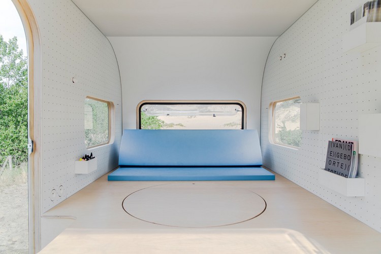 mobiles-buro-camping-anhaenger-lounge-sofa-blau