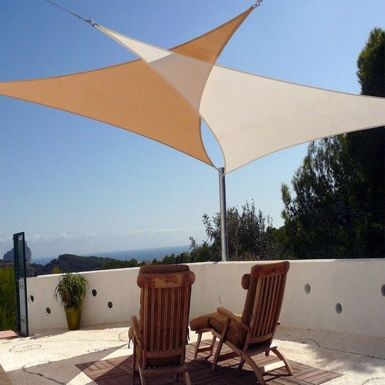 moderne-terrassenuberdachung-sonnensegel-holz-relaxstuehle