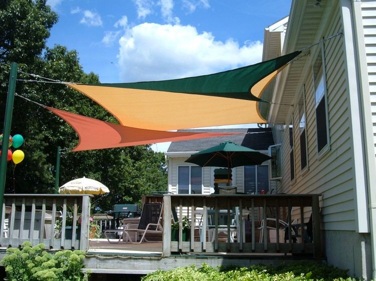 moderne-terrassenuberdachung-sonnensegel-verschiedene-farben