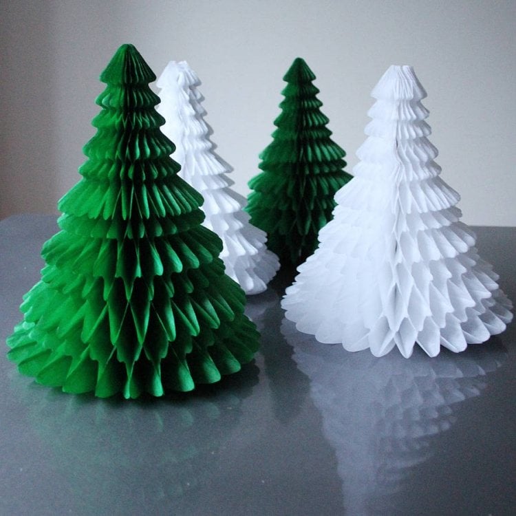 moderne-weihnachtsdeko-selber-basteln-papier-tannenbaeume-weihnachtsbaeume-klein-waben-weiss-gruen