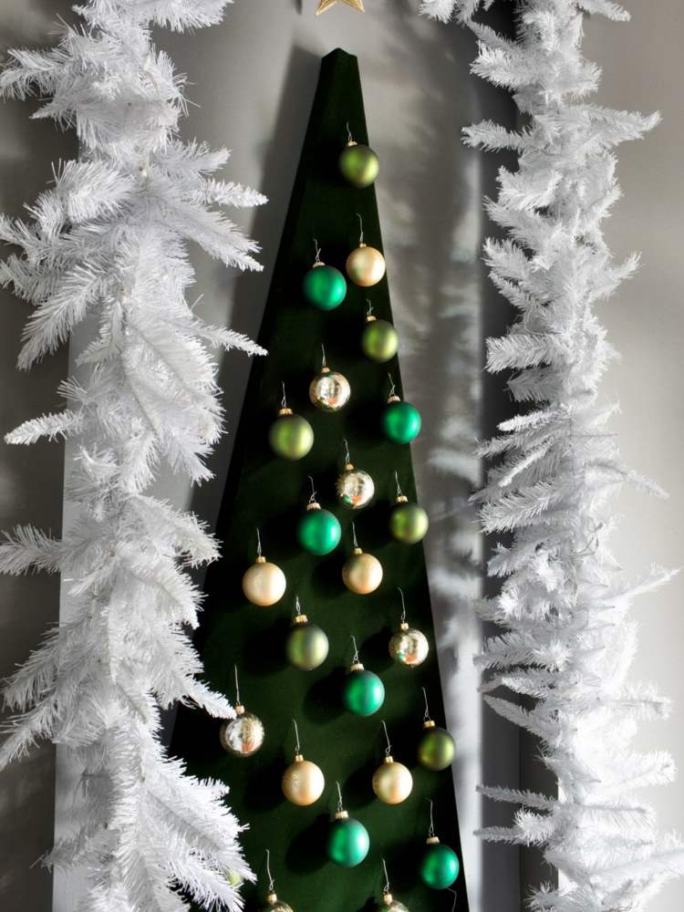 moderne weihnachtsdeko tannenbaum idee christbaumkugeln tannengruen weiss girlande
