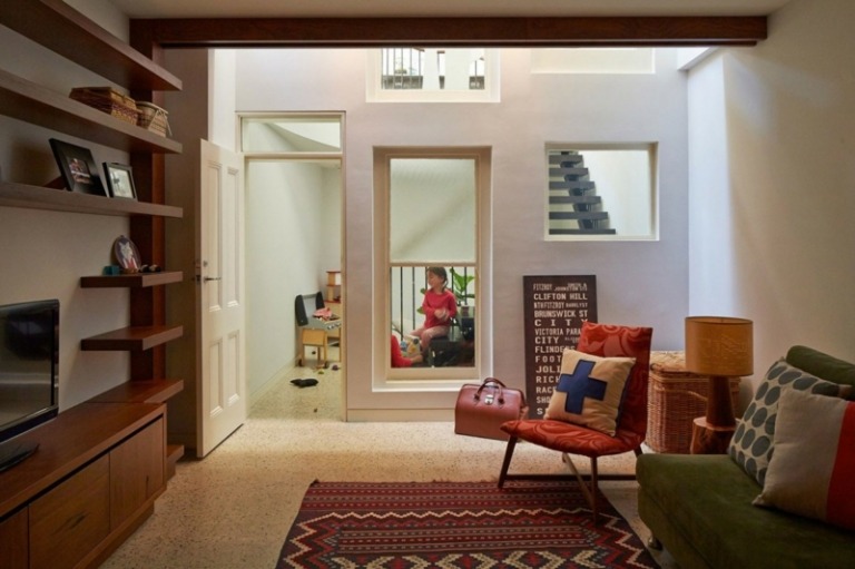 moderne wendeltreppe aus holz wohnzimmer bunt moebel wohnwand