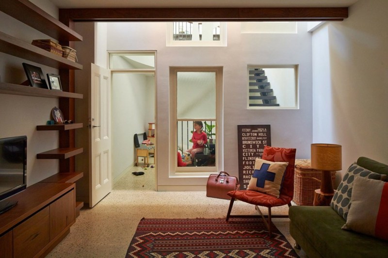 moderne wendeltreppe aus holz wohnzimmer bunt moebel wohnwand