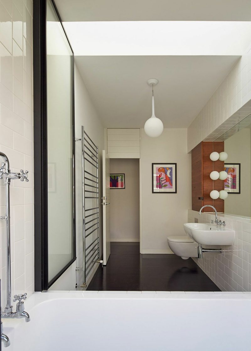 moderne wendeltreppe holz bad hell farben weiss spiegel
