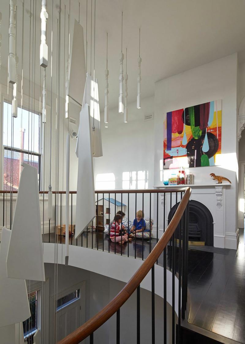 moderne wendeltreppe holz dekorationen weiss spielecke kinder korridor