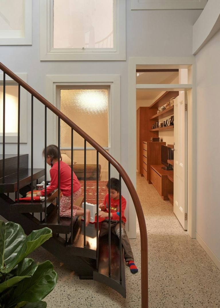 moderne wendeltreppe holz wohnzimmer design pflanze gelaender