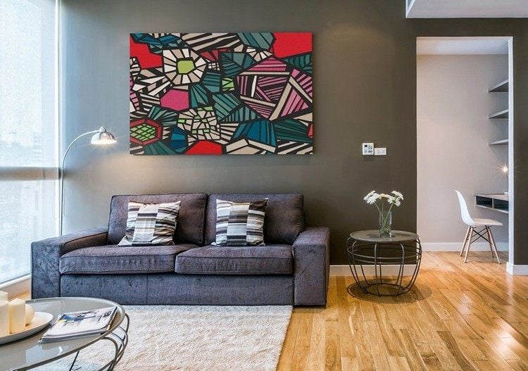 modernes-wohnzimmer-sofa-2er-grau-beige-teppich-graue-wand-draht-beistelltisch