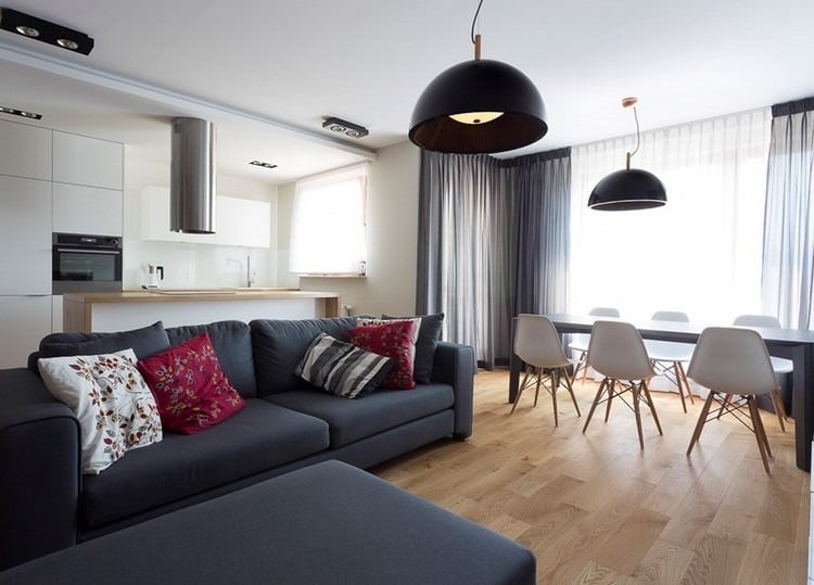 modernes-wohnzimmer-sofa-anthrazit-holzboden-hell-schwarze-haengeleuchten