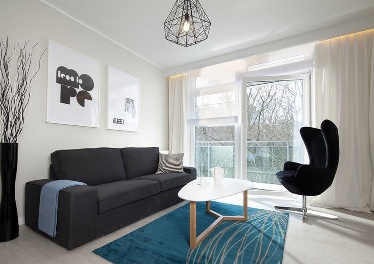 modernes-wohnzimmer-sofa-anthrazit-weisse-wandfarbe-blauer-teppich