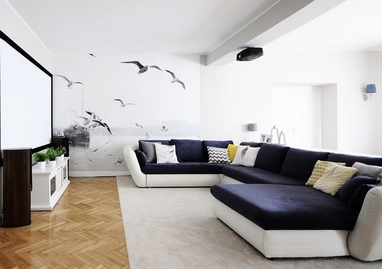 modernes-wohnzimmer-sofa-dunkelblau-parkettboden-fototapete-schwarz-weiss