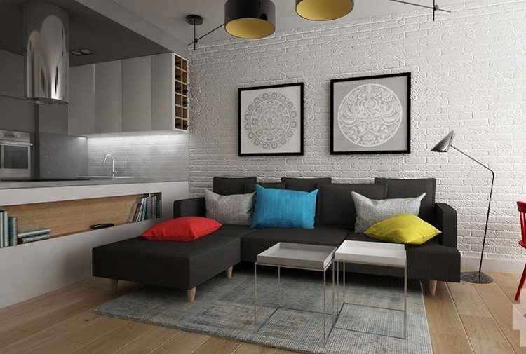 modernes-wohnzimmer-sofa-dunkelgrau-heller-holzboden-weisse-beistelltische-ziegelwand