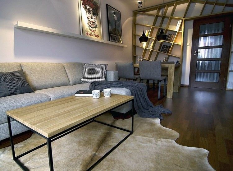 modernes-wohnzimmer-sofa-grau-couchtisch-holzplatte-bilderleiste