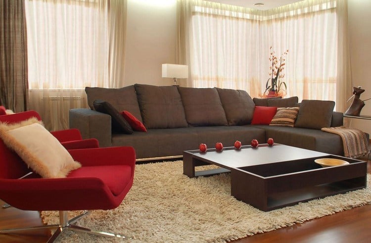 modernes-wohnzimmer-sofa-grau-ecksofa-holz-couchtisch-beige-shaggy-teppich