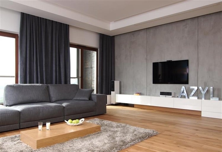 modernes-wohnzimmer-sofa-grau-holzbodenbelag-shaggy-teppich-weisses-low-board-fernseher-wand