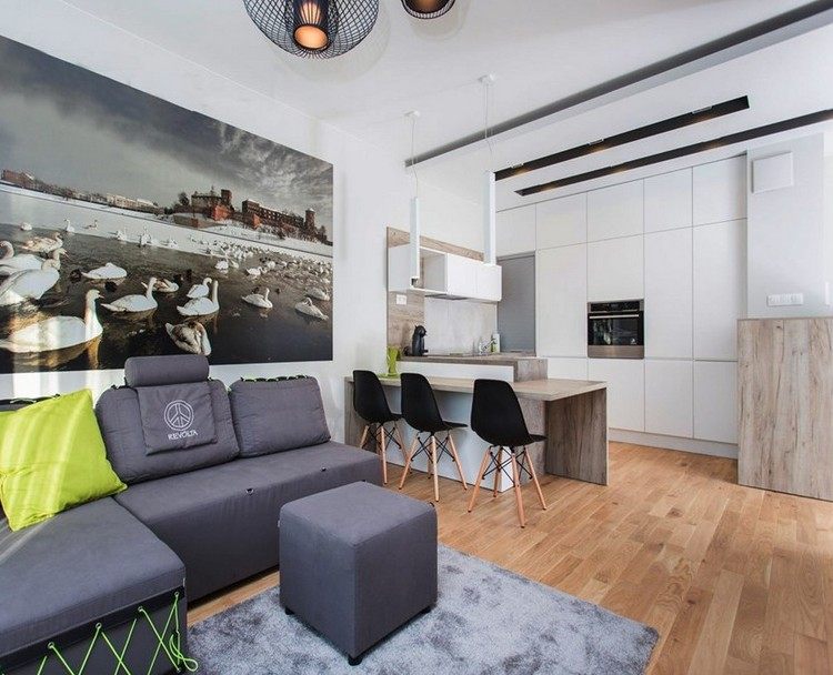 modernes-wohnzimmer-sofa-grau-laminatboden-wohnkueche-weiss-helles-holz