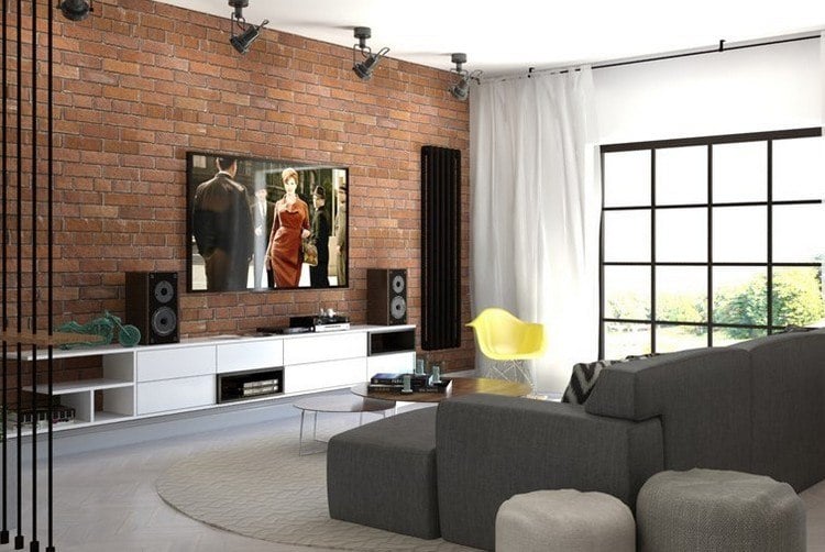modernes-wohnzimmer-sofa-grau-rote-backsteinwand-weisses-sideboard