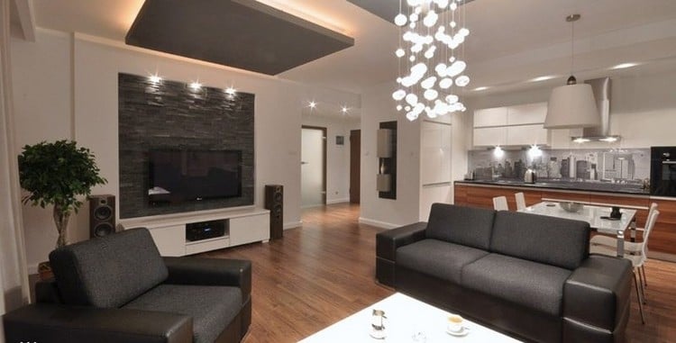 modernes-wohnzimmer-sofa-grau-wand-schiefer-verblendsteine-fernseher