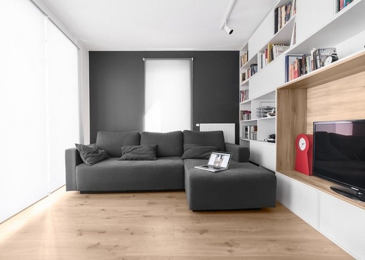 modernes-wohnzimmer-sofa-grau-weisses-regalsystem-holzboden