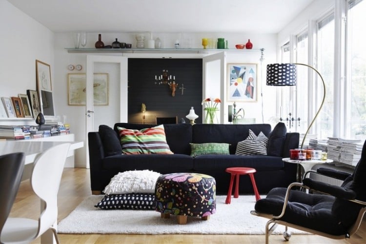 modernes-wohnzimmer-sofa-ideen-schwarz-sofa-weiss-skandinavisch-stil