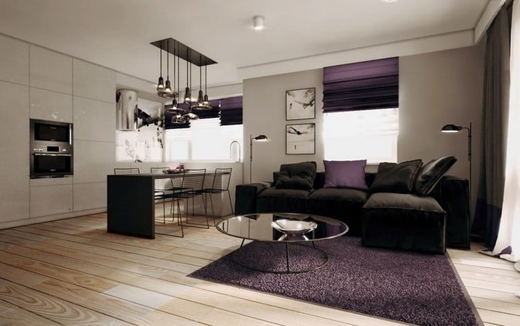 modernes Wohnzimmer sofa-schwarz-lila-teppich-kissen-jalousien-weisse-wohnkueche