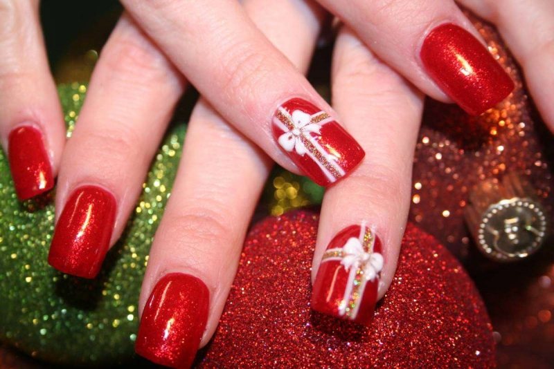Nageldesign zu Weihnachten und Silvester -bilder-rot-schimmer-geschenk-manikuere
