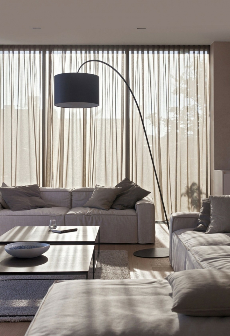 Das natürliche Interieur mit Stein des Sperone Hauses