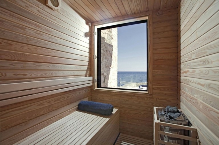 natuerliche interieur stein sauna holz liege fenster meer