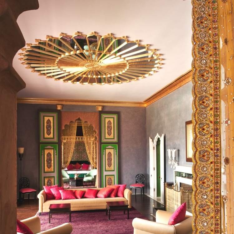 orientalische-wohnideen-wohnaccessoires-gold-wohnzimmer-decke-couch-kissen-violett