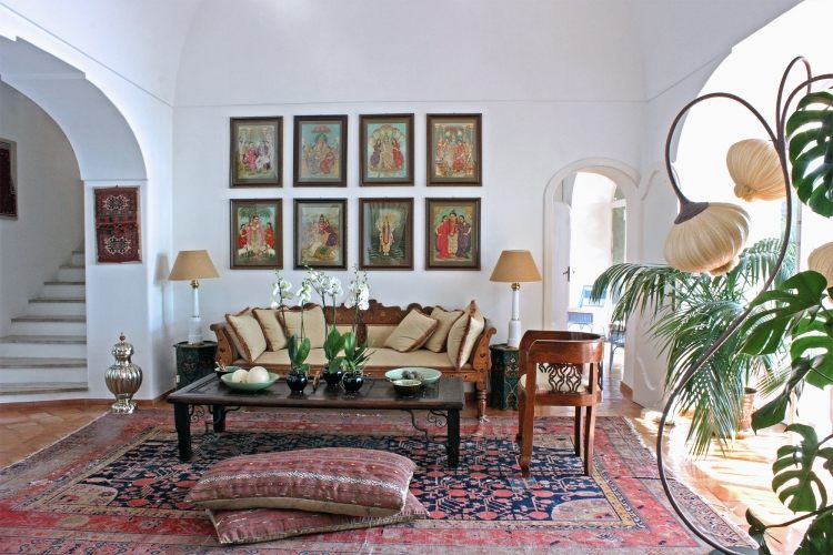 orientalische-wohnideen-wohnaccessoires-orientteppich-wohnzimmer-wandfarbe-weiss-treppe-bilderwand-traditionell