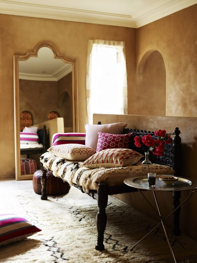 orientalische-wohnideen-wohnaccessoires-ottomane-kissen-teppich-beistelltisch-metall-spiegel