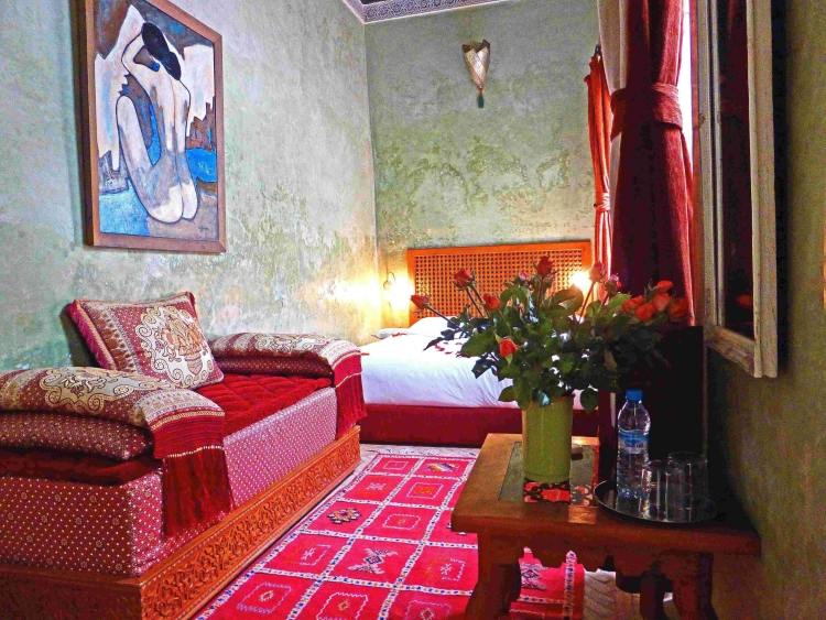 orientalische-wohnideen-wohnaccessoires-rott-samt-prachtvoll-marrakesh-hotelzimmer