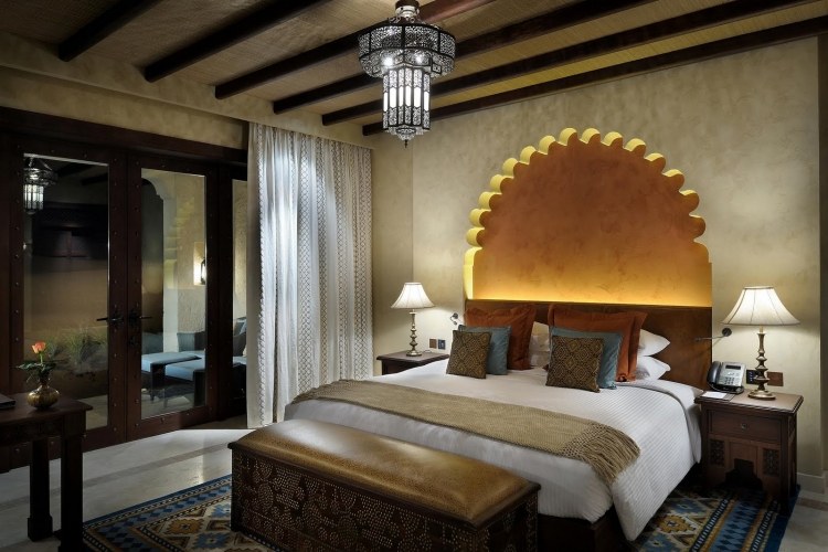orientalische-wohnideen-wohnaccessoires-schlafzimmer-bett-beige-gold-kissen-arabisch