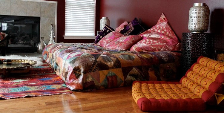 orientalische-wohnideen-wohnaccessoires-schlafzimmer-bett-bettdecke-patchwork-farbig-orientteppich-bodenkissen-laternen-arabisch