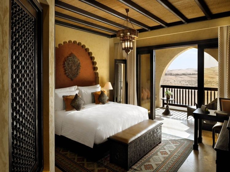 orientalische-wohnideen-wohnaccessoires-schlafzimmer-bett-braun-terrasse-ausblick-bogen-arabisch