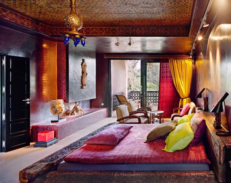 orientalische-wohnideen-wohnaccessoires-schlafzimmer-farbe-intensiv-lila-violett-gelb