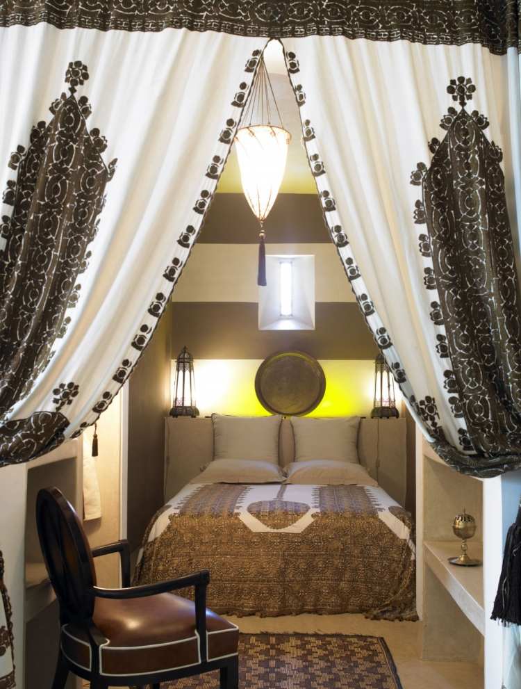 orientalische-wohnideen-wohnaccessoires-schlafzimmer-vorhaenge-muster-schwarz-weiss-bett-beige-modern-marrakesch