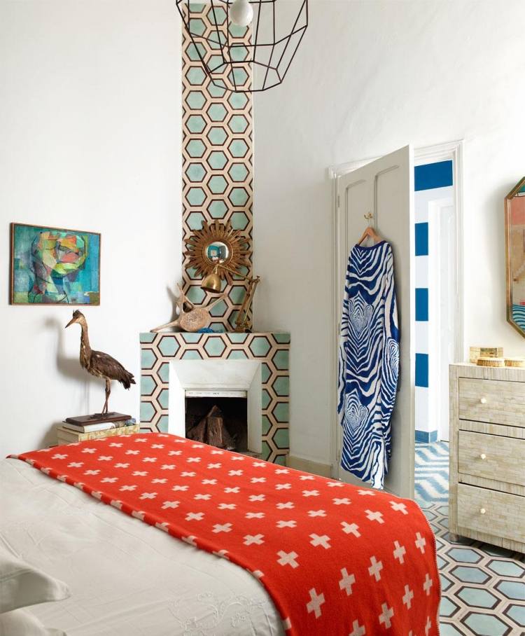 orientalische-wohnideen-wohnaccessoiresschlafzimmer-modern-stilvoll-muster-wandfarbe-weiss-farben