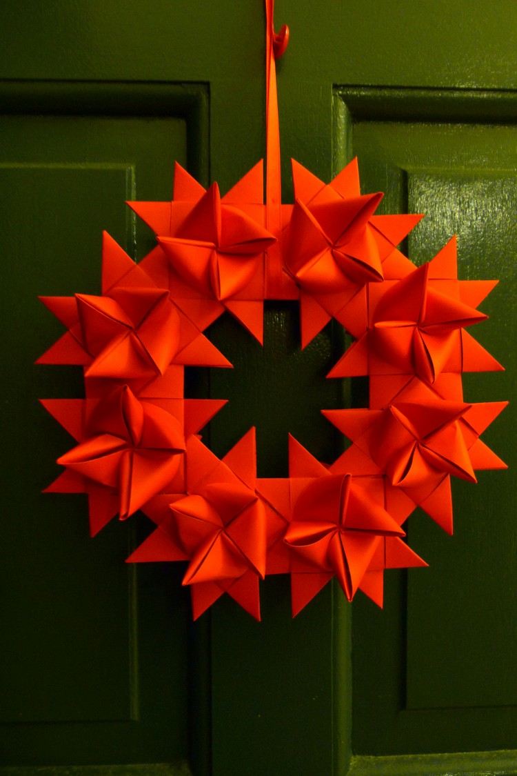 origami-weihnachten-rot-froebelsterne-tuerkranz