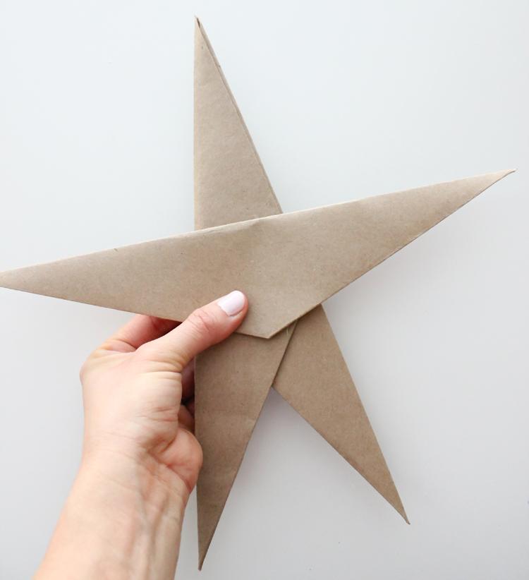 Origami für Weihnachten -stern-faltanleitung-diy-braunes-papier-kreativ-fixieren