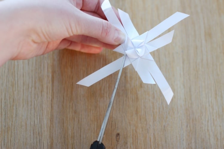 origami-weihnachten-stern-faltanleitung-froebelstern-diy-basteln-weihnachtsdeko-schere-ausschneiden